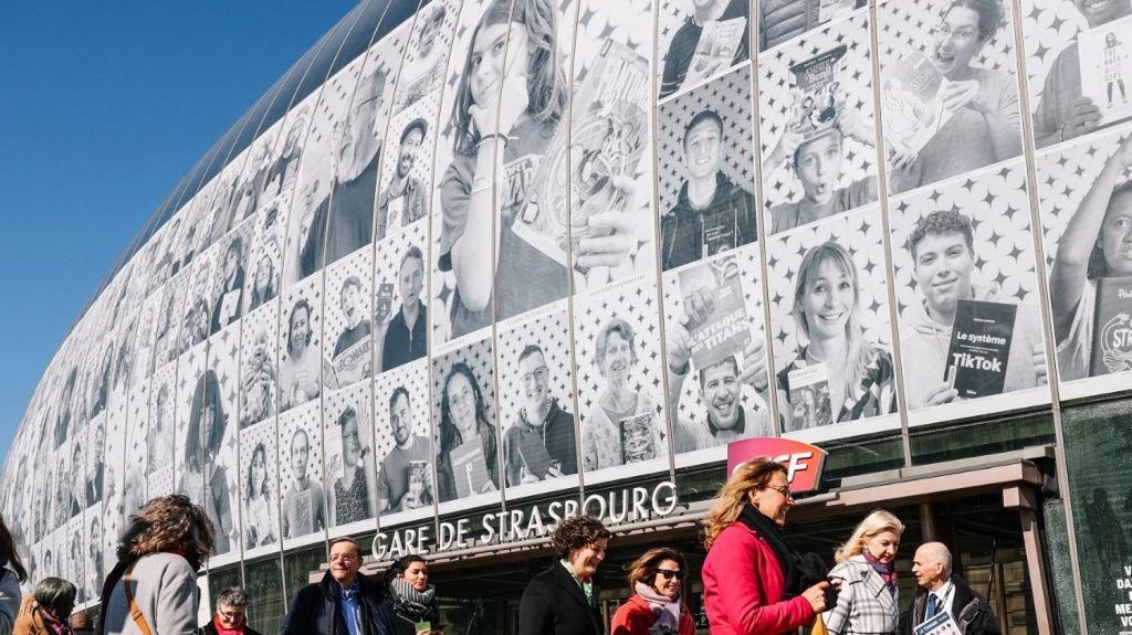 Strasbourg devient Capitale mondiale du livre pour un an
          Élus, écrivains et artistes ont donné le coup d'envoi des manifestations organisées dans le cadre de l'année "Strasbourg, Capitale mondiale du livre", label de l'Unesco décerné pour la première fois à une ville française.
