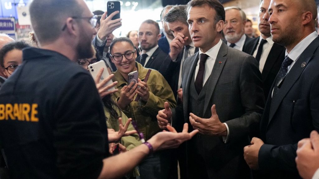 Emmanuel Macron ouvre la voie à une taxe sur les livres d'occasion
          L'Unesco organise sa Journée mondiale du livre pour la première fois en France, à Strasbourg. Parralèlement, l'idée d'une taxe sur les livres d'occasion prend de l'ampleur après les déclarations du président de la République.
