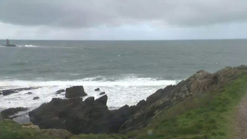 Bretagne : avis de tempête sur le Finistère, placé en vigilance orange
          La tempête Pierrick arrive sur les côtes bretonnes, lundi 8 avril, avec de fortes rafales de vent. Des pointes à 130 km/h sont déjà prévues.