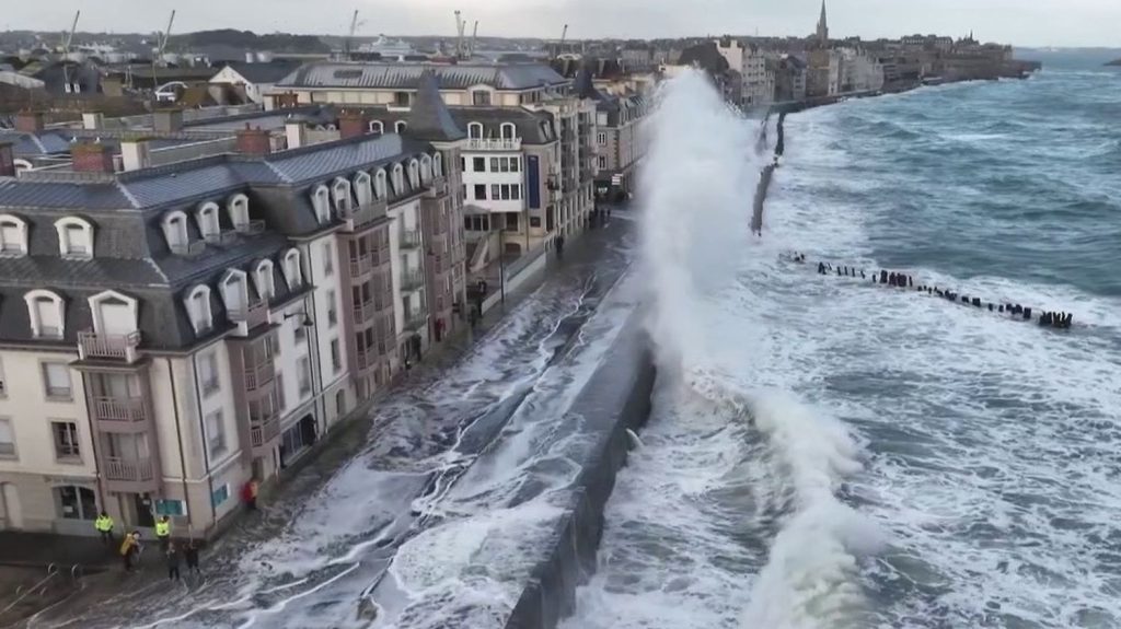 Dépression Pierrick : des vagues impressionnantes à Saint-Malo
          La tempête Pierrick touche le littoral atlantique. À Saint-Malo (Ille-et-Vilaine), les habitants assistent au déferlement des vagues.