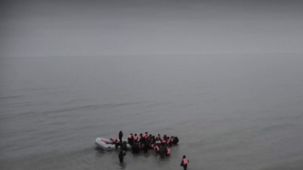 Manche : au moins cinq migrants sont morts lors d'une tentative de traversée
          Au moins cinq migrants, dont un enfant, sont décédés lors d'une tentative de traversée de la Manche dans la nuit de lundi 22 avril au mardi 23 avril au niveau de la plage de Wimereux (Pas-de-Calais).