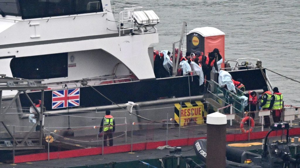 Immigration illégale : les traversées de la Manche de migrants toujours plus nombreuses
          Elles ne font plus la "une" de l'actualité et pourtant, dans la Manche, les traversées de migrants n'ont jamais été aussi nombreuses. Près de 800 personnes ont rejoint l'Angleterre sur des embarcations de fortune pendant le week-end de Pâques.