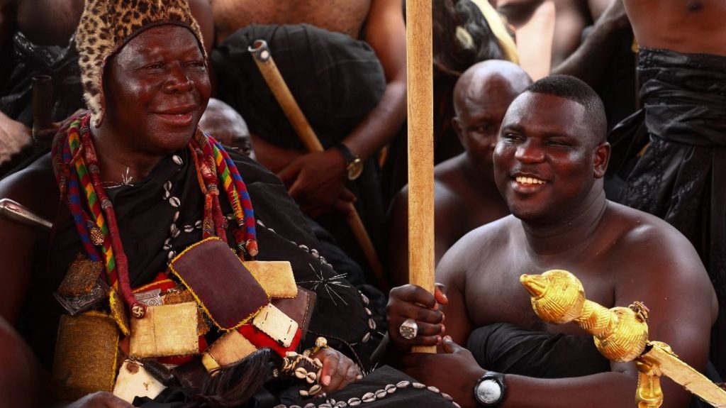 Le Royaume-Uni renvoie temporairement au Ghana des trésors ashanti volés pendant la colonisation
          Les antiquités seront exposées à compter du 1er mai au Musée du Palais Manhyia, dans la ville de Kumasi, à l'occasion de la célébration du jubilé d'argent du roi asante, Otumfuo Osei Tutu II, qui durera toute l'année au Ghana.