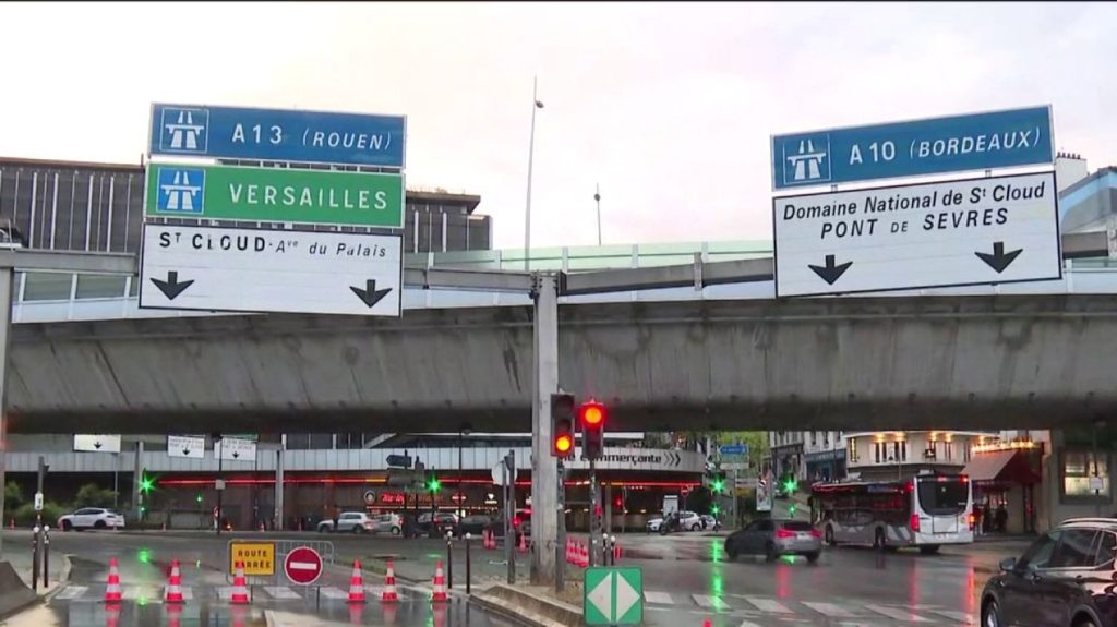 Autoroute A13 : les intempéries ont-elles eu raison de la route ?
          Un tronçon de l’autoroute A13, qui relie Paris à la Normandie, est fermé dans les deux sens, jusqu’à lundi 22 avril inclus. Une profonde fissure au niveau du viaduc de Saint-Cloud a été découverte et interroge sur le rôle des intempéries.