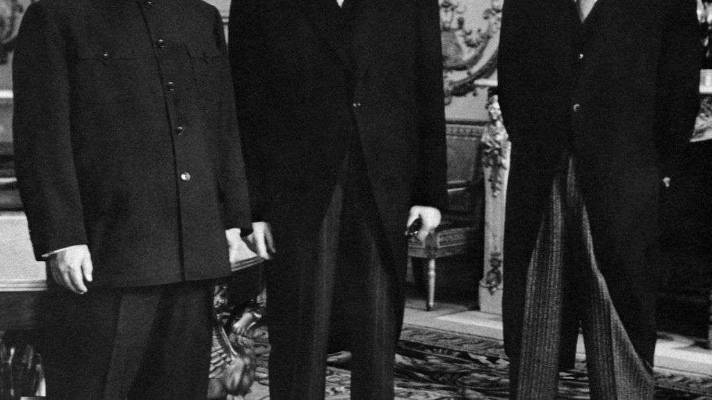 Visite de Xi Jinping : la France veut célébrer les 60 ans d'une "relation spéciale" avec la Chine
          Le président chinois se rend en France dimanche pour une visite d'État de deux jours. L'occasion de célébrer des relations diplomatiques qui ont beaucoup évolué depuis la reconnaissance de la Chine communiste par le général de Gaulle, en 1964.
