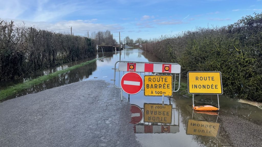 Orages : des caves inondées et des routes coupées en Normandie
          Le Calvados est désormais en vigilance orange pour "crues".