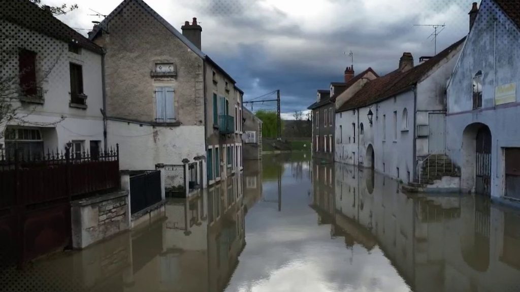 Météo : placé en alerte orange, l'Yonne redoute de nouveaux orages
          Météo France a placé 14 départements en alerte orange orages. De la pluie, des rafales de vent et de la grêle sont notamment attendus dans l'Yonne, qui redoute de nouvelles intempéries.