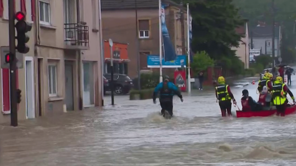Intempéries dans le Grand Est : la Moselle placée en alerte rouge pluie-inondation
          Jusqu’à 100 mm de précipitations sont attendues par endroits, en Moselle, dans la nuit du vendredi 17 au samedi 18 mai. Les habitants ne cachent pas leur inquiétude, alors que plusieurs communes ont déjà été inondées dans le Grand Est.