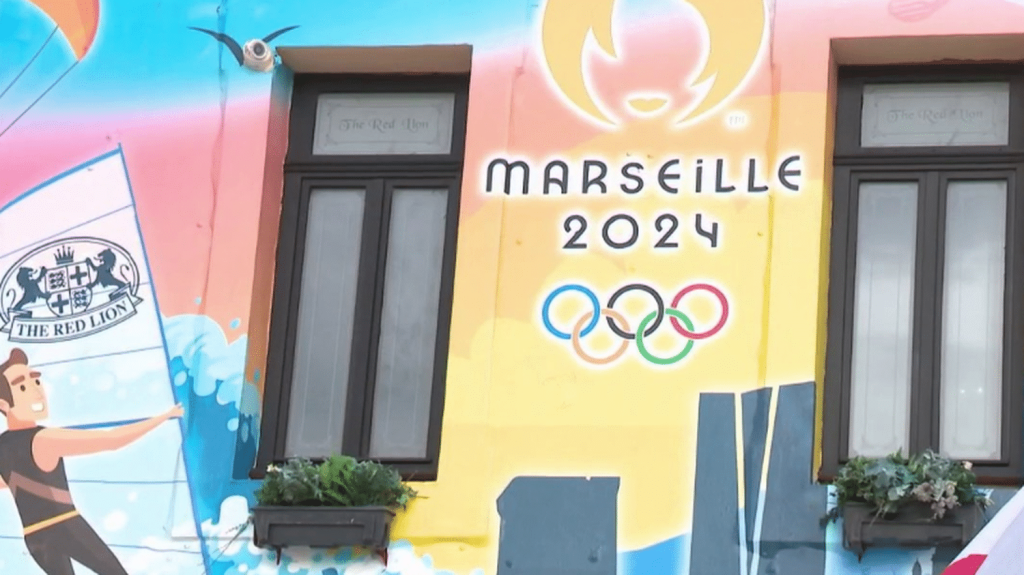 Paris 2024 : une semaine avant l’arrivée de la flamme, Marseille se prépare
          L'arrivée de la flamme Olympique se prépare à Marseille. Plus de 150 000 touristes sont attendus. Commerçants, cafés, restaurants sont sur le pied de guerre.