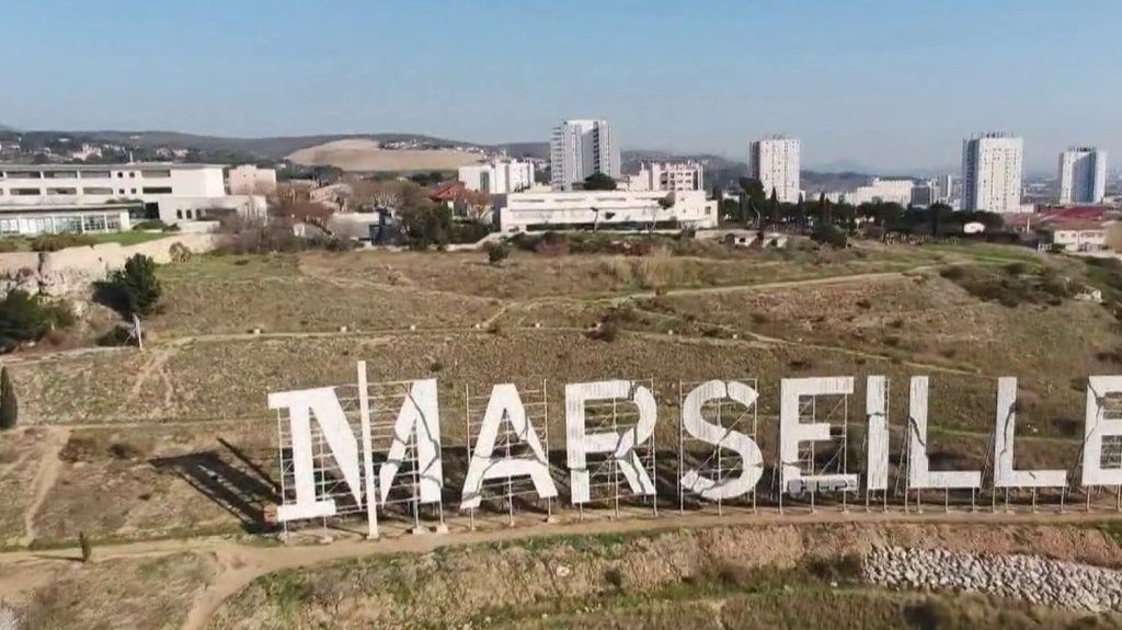 Marseille : un art de vivre
          Les Marseillais sont fiers de leur ville. La cité phocéenne ne manque pas d'atouts pour séduire les touristes, entre le Vieux-Port, le soleil et la joie de vivre.