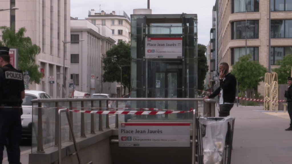 Lyon : attaque au couteau dans le métro, quatre personnes blessées
          Quatre personnes ont été blessées dans une attaque au couteau survenue dans le métro lyonnais, dimanche 26 mai. Leur pronostic vital n'est pas engagé. Le suspect, interpellé, souffrirait de troubles psychiatriques.