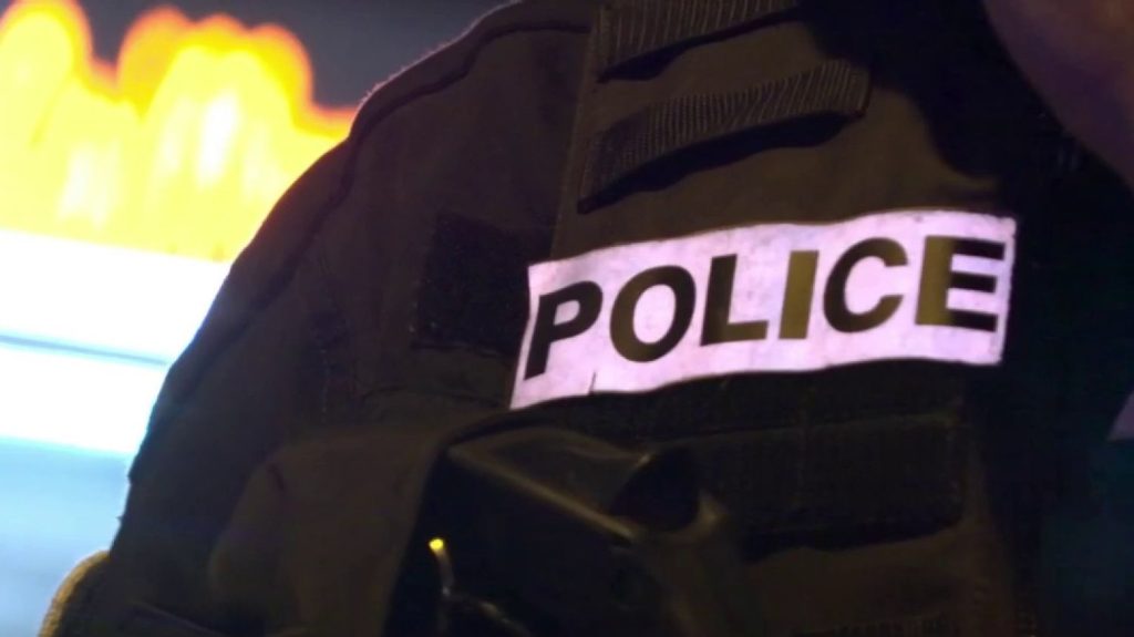 Seine-Saint-Denis : deux personnes blessées par un jet de grenade
          Le pilote d'un scooter, accusé d'avoir jeté une grenade dans la soirée du jeudi 23 mai à Aubervilliers, est toujours recherché. Deux personnes ont été grièvement blessées dans l'explosion.