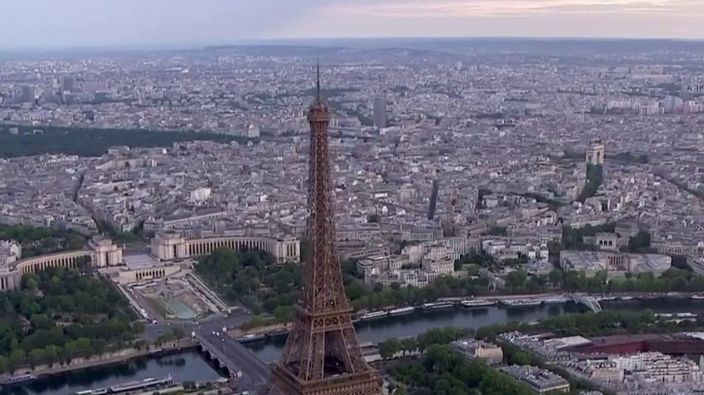 Paris : les tarifs de visite de la tour Eiffel vont augmenter
          Mauvaise nouvelle pour les touristes, le ticket d'entrée de la tour Eiffel va augmenter de 6 euros à partir du 17 juin. Une hausse de 20%, justifiée par le coût des travaux d'entretien.