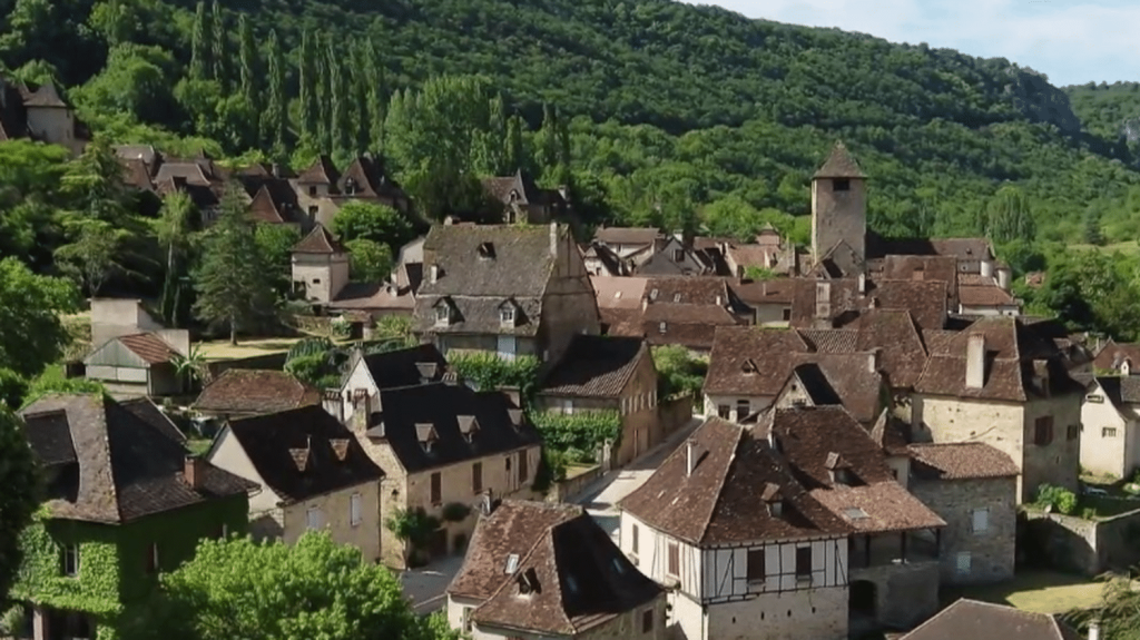 Patrimoine : le village d’Autoire, joyau niché en pleine nature
          Autoire, dans le Lot, est aussi surnommé le "Petit Versailles", car il abrite un château du XIe siècle et plusieurs manoirs. C'est l'un des plus beaux villages de France, qui recèle de nombreux trésors architecturaux.