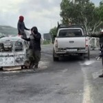 "On ne lâche pas" : en Nouvelle-Calédonie, des barrages parfois vite rétablis après leur démantèlement
          Certains indépendantistes rencontrés par France 2 ont dressé de nouvelles barricades sur les routes reliant notamment Nouméa à l'aéroport international.