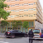 Policiers blessés à Paris : le suspect a été hospitalisé
          Deux policiers ont été blessés par balle le soir du jeudi 9 mai dans le commissariat du XIIIe arrondissement de Paris. Le suspect est un homme de 31 ans qui avait agressé dans le quartier une femme de 73 ans.