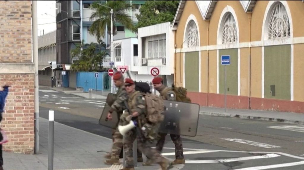 Émeutes en Nouvelle-Calédonie : les blindés tentent de ramener le calme à Nouméa
          Un calme précaire est de retour à Nouméa, jeudi 16 mai au soir. 2 700 membres des forces de l’ordre sont mobilisés pour tenter de mettre fin aux violences.
