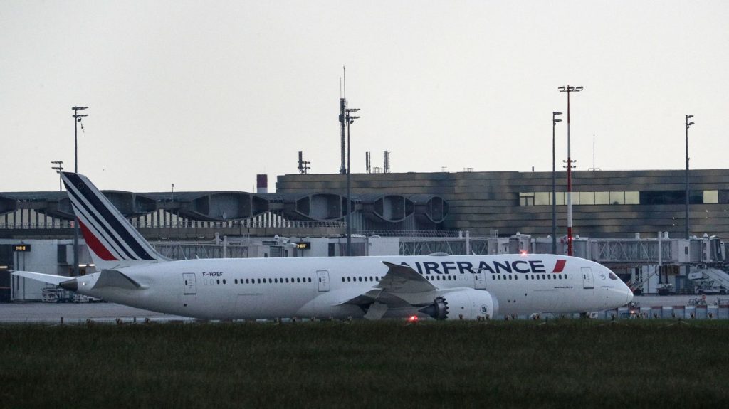 Aéronautique : la série noire continue pour Boeing
          Deux nouveaux incidents en une semaine. C'est au tour d’Air France-KLM d’être touchée par les avaries techniques qui frappent les appareils du constructeur aéronautique américain.