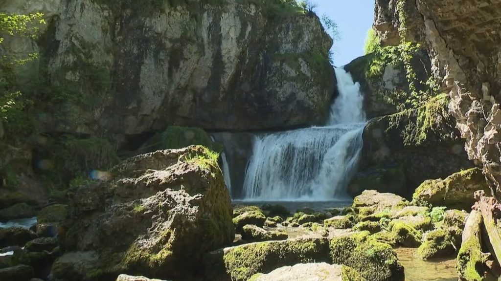 Jura : immersion dans la cascade de L’Eventail à Ménétrux-en-Joux
          Dans le Jura, la cascade de l'Éventail à Ménétrux-en-Joux continue de faire des adeptes. Et ce, malgré les pluies récentes dans la région. Touristes et visiteurs viennent s’y ressourcer.