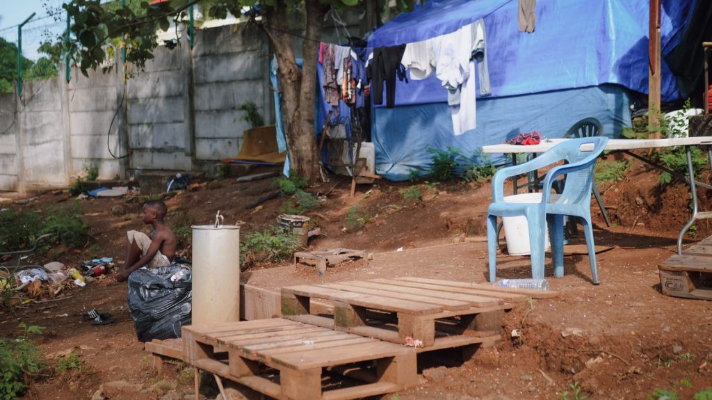 Choléra à Mayotte : 65 cas recensés et 3 700 personnes vaccinées, annonce le ministre de la Santé
          Selon Frédéric Valletoux, il n'y a "pour l'instant qu'un seul foyer" dans l'archipel, dans le quartier Kirson à Koungou. Mercredi, une fillette de trois ans est décédée de la maladie.