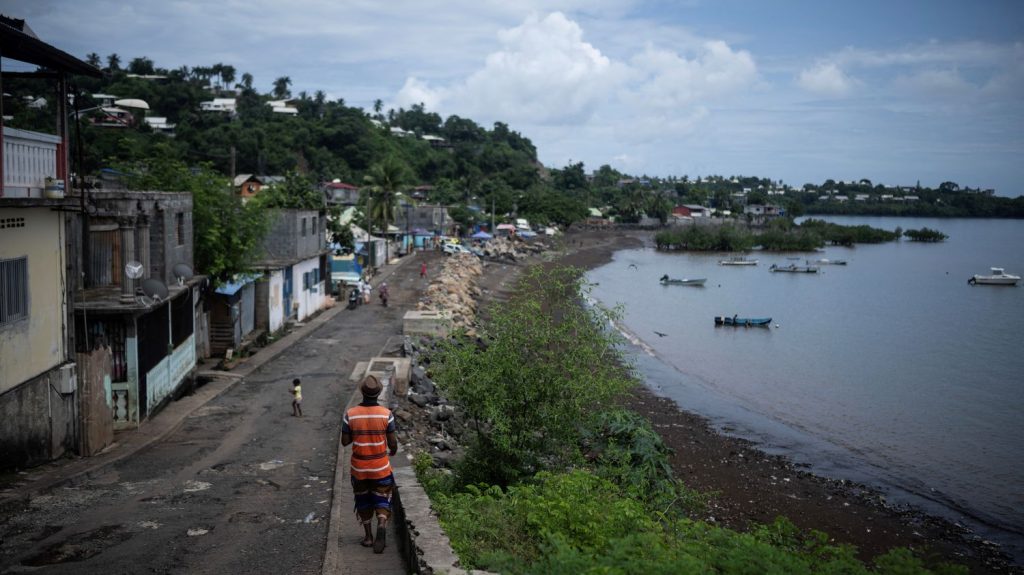 Choléra : pour quelles raisons cette maladie se développe-t-elle à Mayotte ?
          Un enfant de trois ans est mort du choléra à Mayotte mercredi. Il s'agit du premier décès enregistré sur le territoire depuis la détection d'un premier cas mi-mars.