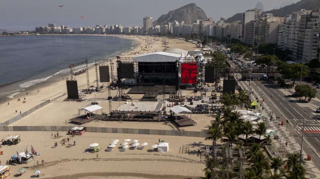 Madonna s'apprête à donner un méga-concert gratuit sur la plage de Copacabana pour clôturer sa tournée mondiale
          La reine de la pop achèvera son "Celebration Tour" samedi, avec le concert le plus monumental de sa carrière, sur la plus belle scène du monde, la plage brésilienne de Copacabana, à Rio de Janeiro. Les producteurs n’attendent pas moins de 1,5 million de spectateurs.