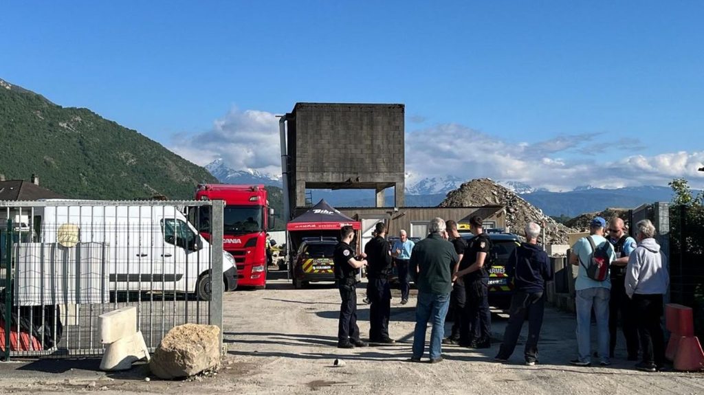 Savoie : deux personnes sont mortes dans le crash d'un avion de tourisme
          Une enquête pour "recherches des cause de la mort" a été ouverte par le parquet de Chambéry.
