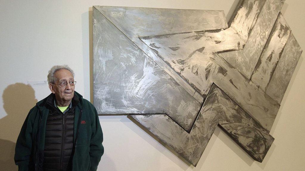 L'artiste américain Frank Stella, figure du minimalisme, est mort à l'âge de 87 ans
          Le peintre était devenu une figure de l'art américain d'après-guerre, notamment avec ses premières œuvres minimalistes.
