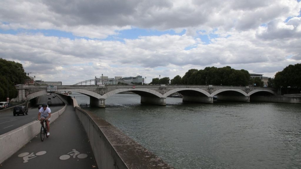 Un corps démembré découvert sous un pont de Paris, un homme placé en garde à vue pour homicide volontaire
          Le suspect s'était présenté de lui-même à la police après la découverte de la victime.