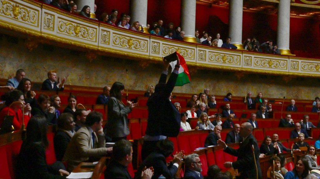 Drapeau palestinien à l'Assemblée : "Partout, les gens me remercient et me disent que j’ai écrit l’histoire", se félicite le député LFI Sébastien Delogu
          Selon le député LFI des Bouches-du-Rhône, son geste doit permettre un "soulèvement des consciences" en France sur la situation à Gaza.