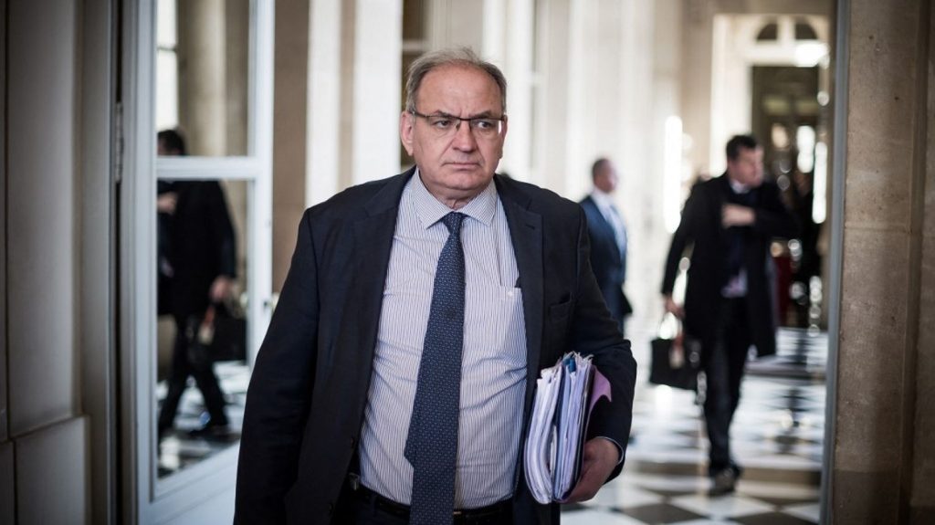 L'ex-député Bernard Perrut condamné à un an de prison avec sursis pour détournement de frais de mandat
          L'ex-député LR du Rhône a été jugé coupable d'avoir détourné près de 87 500 euros de ses indemnités représentatives de frais de mandat à des fins personnelles.