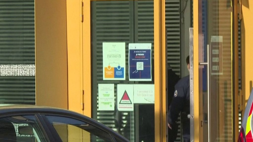 Paris : deux policiers grièvement blessés par balles dans un commissariat
          Dans le commissariat du XIIIème arrondissement de Paris, deux membres des forces de l'ordre ont été pris pour cible dans la soirée du jeudi 9 mai. Le pronostic vital d'un des policiers est engagé.