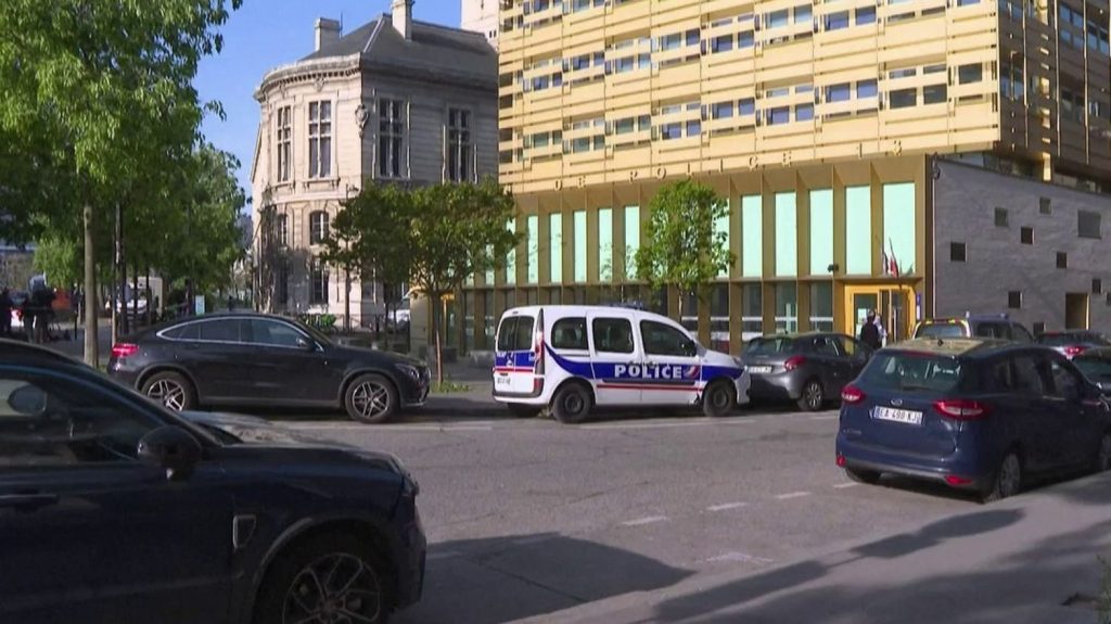 Paris : deux policiers grièvement blessés dans un commissariat
          Deux policiers ont été blessés par balle par un homme placé en garde à vue pour violences conjugales dans la soirée du jeudi 9 mai dans le commissariat du XIIIème arrondissement.