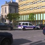 Paris : deux policiers grièvement blessés dans un commissariat
          Deux policiers ont été blessés par balle par un homme placé en garde à vue pour violences conjugales dans la soirée du jeudi 9 mai dans le commissariat du XIIIème arrondissement.