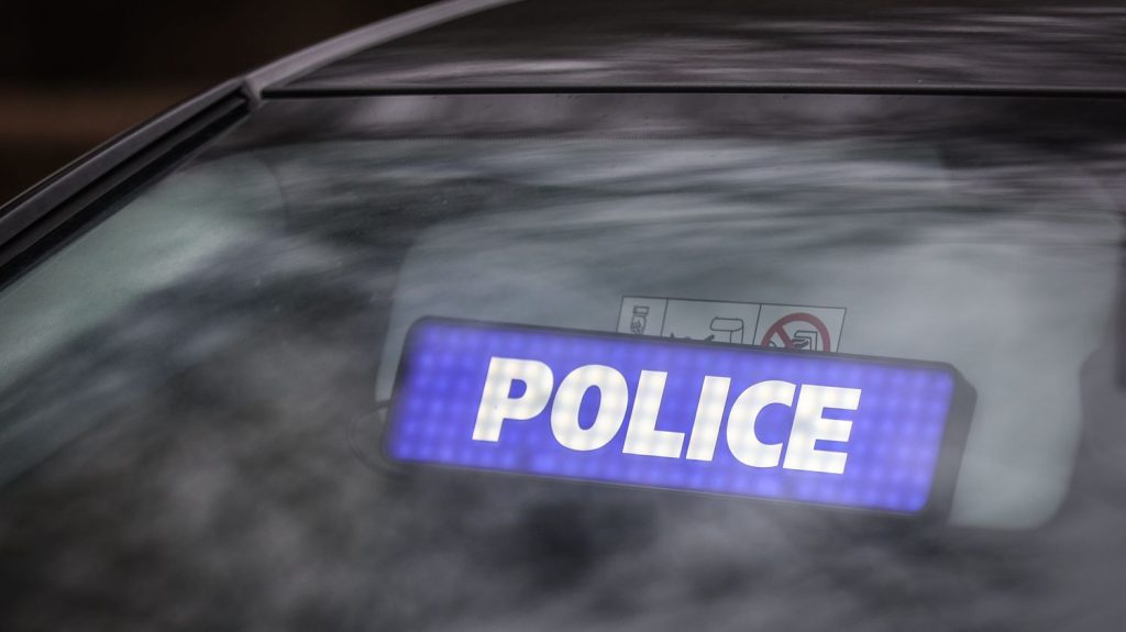 Un jeune homme de 18 ans meurt poignardé dans le quartier des Aubiers à Bordeaux
          Selon France Bleu Gironde, la piste privilégiée s'oriente vers un règlement de comptes sur fond de trafic de drogue L'auteur des coups de couteau est en fuite.