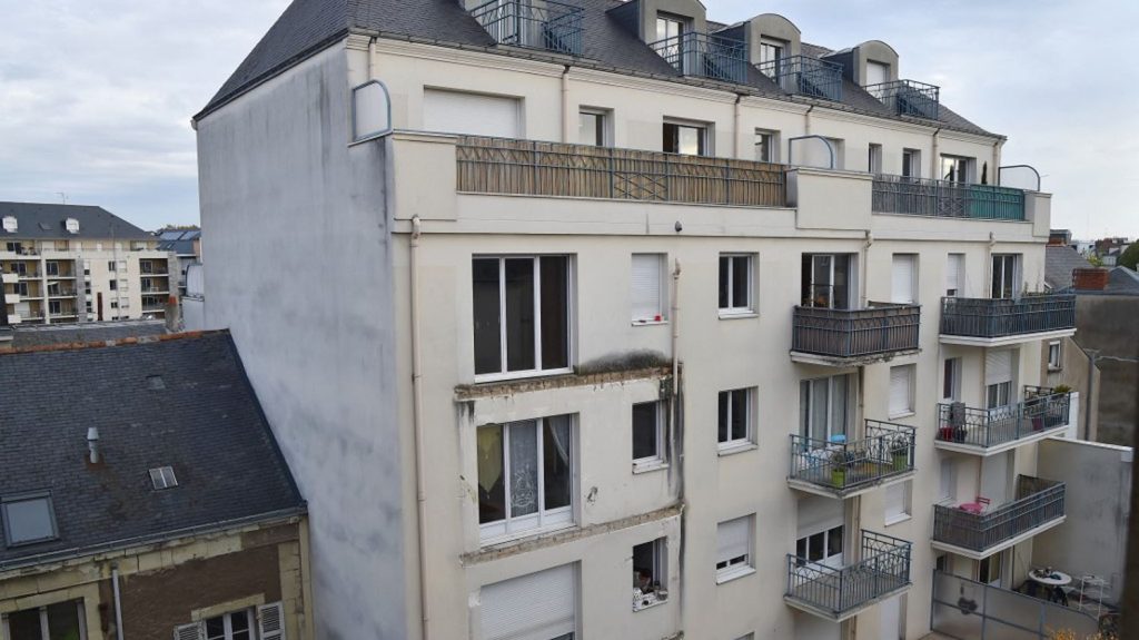 Balcon effondré en 2016 à Angers : l'architecte et le conducteur de travaux condamnés en appel à de la prison avec sursis
          En 2016, l'effondrement d'un balcon avait provoqué la mort de quatre jeunes et blessé 14 autres.