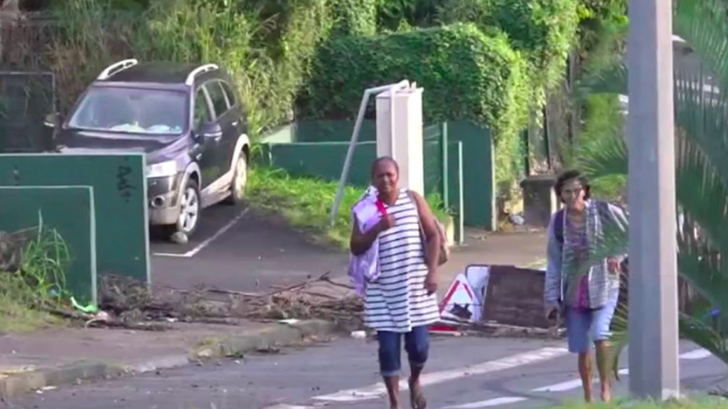 Émeutes en Nouvelle-Calédonie : un homme a été tué sur un barrage
          En Nouvelle-Calédonie,  les émeutes ont fait une nouvelle victime, samedi 18 mai. Un homme est mort dans un échange de coups de feu sur un barrage.