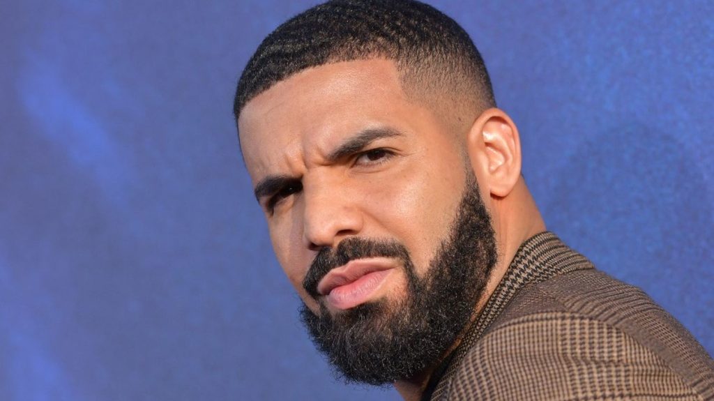 Canada : une enquête ouverte après une fusillade près de la maison du rappeur Drake à Toronto
          Cette fusillade intervient alors que le conflit entre l'artiste torontois Drake et le rappeur américain Kendrick Lamar s'est intensifié. Cependant aucun lien n'a été établi entre l'incident et cette rivalité.
