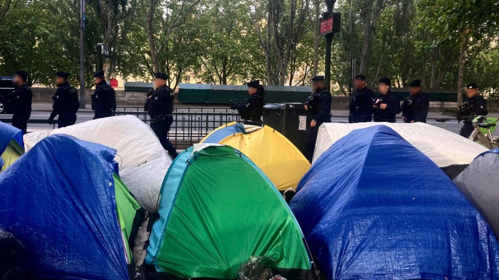Une centaine de jeunes migrants évacués d'un campement près de la Seine à Paris mardi matin
          L'association Utopia 56 dénonce un "nettoyage social" à quelques semaines des Jeux olympiques.