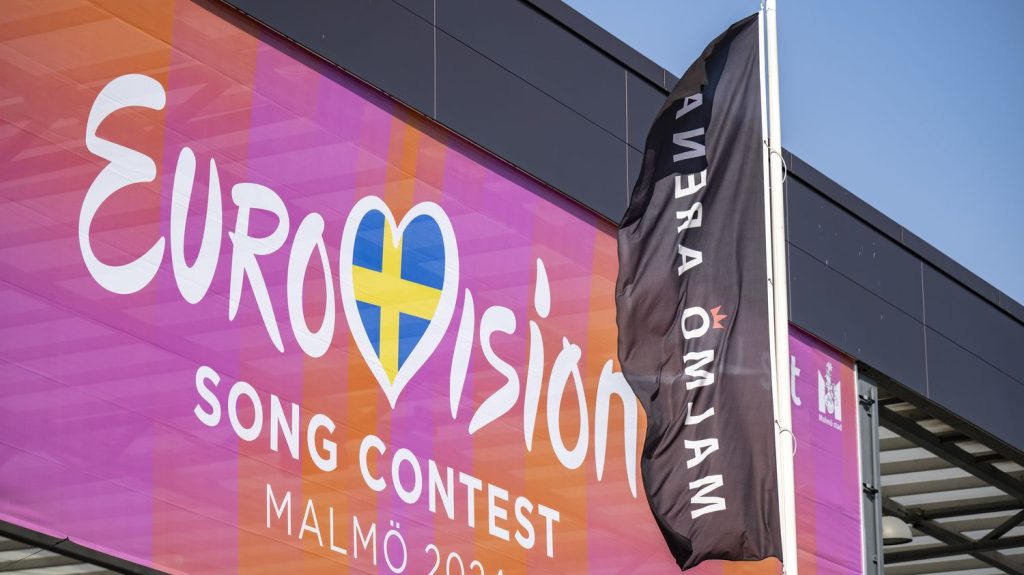 Eurovision 2024 : "Ce sera toujours une fête" pour les fans français, qui voient Slimane "dans le Top 5" voire vainqueur
          L'édition 2024 du concours de l'Eurovision aura lieu samedi 11 mai en Suède. À une semaine de la compétition, les supporters du représentant français Slimane sont déjà très mobilisés.