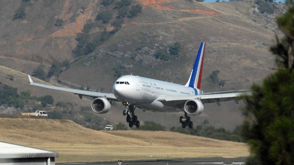 Crise en Nouvelle-Calédonie : l'aéroport de Nouméa reste fermé aux vols commerciaux jusqu'au dimanche 2 juin
          L'aéroport international devait initialement rouvrir mardi.