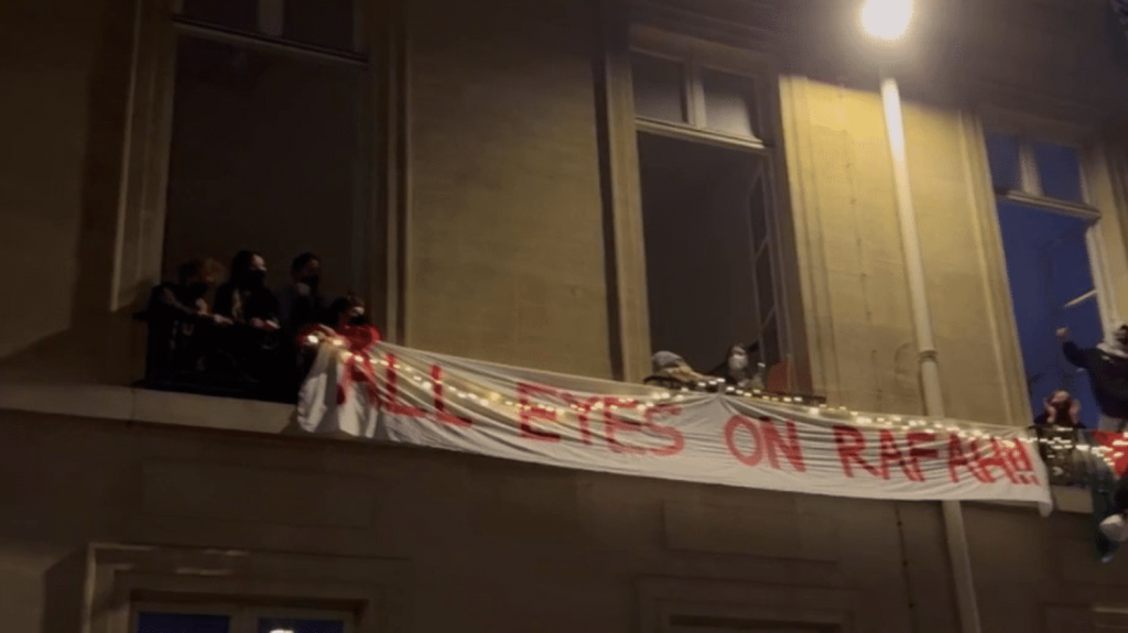 Manifestations propalestiniennes : Sciences Po Paris a été évacuée par les forces de l’ordre
          La tension continue à Sciences Po Paris, où les forces de l’ordre sont intervenues, dans la matinée du vendredi 3 mai, pour déloger les étudiants qui occupaient le campus.