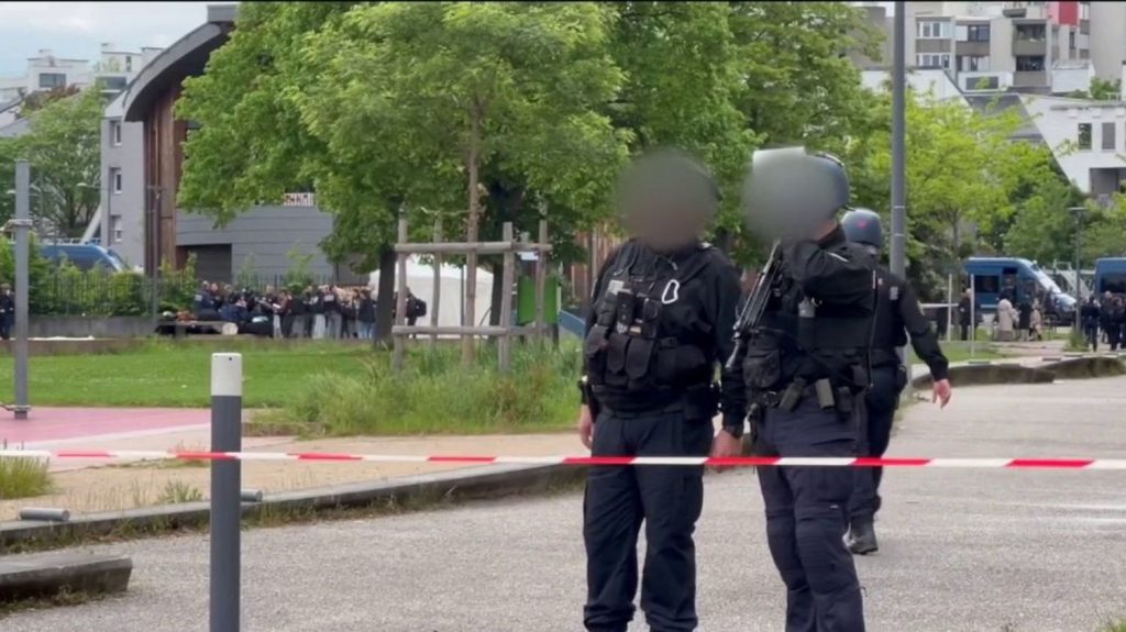 Seine-Saint-Denis : deux hommes tués par balle en pleine rue à Sevran
          Une fusillade a eu lieu à Sevran, en Seine-Saint-Denis, dimanche 5 mai dans la soirée. Ce double homicide survient moins de 48 heures après une autre fusillade mortelle.