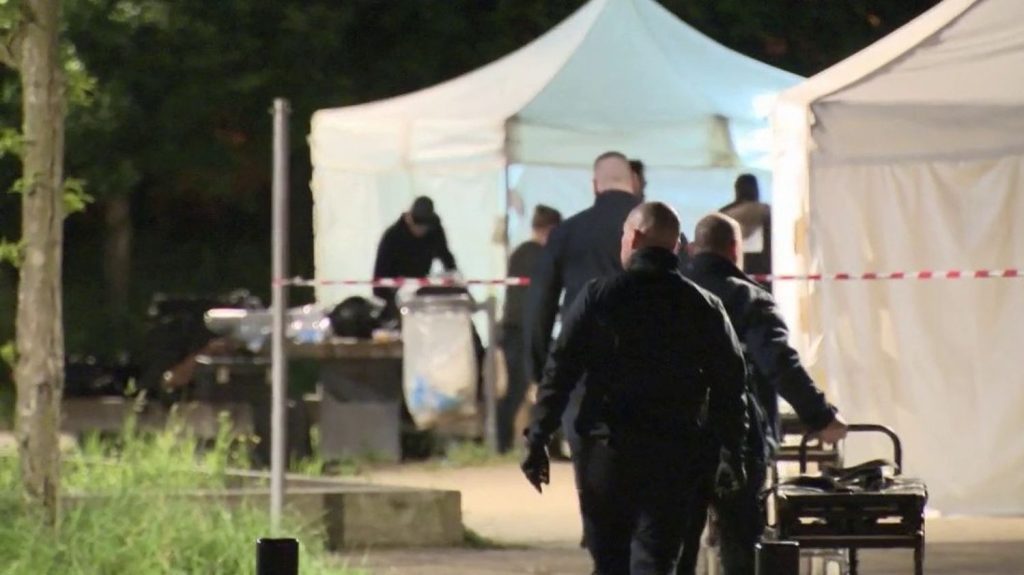Fusillades à Sevran : trois morts en deux jours
          La commune de Sevran, en Seine-Saint-Denis, a été le théâtre d'une fusillade mortelle, dimanche 5 mai, deux jours après une autre fusillade qui avait fait un mort.