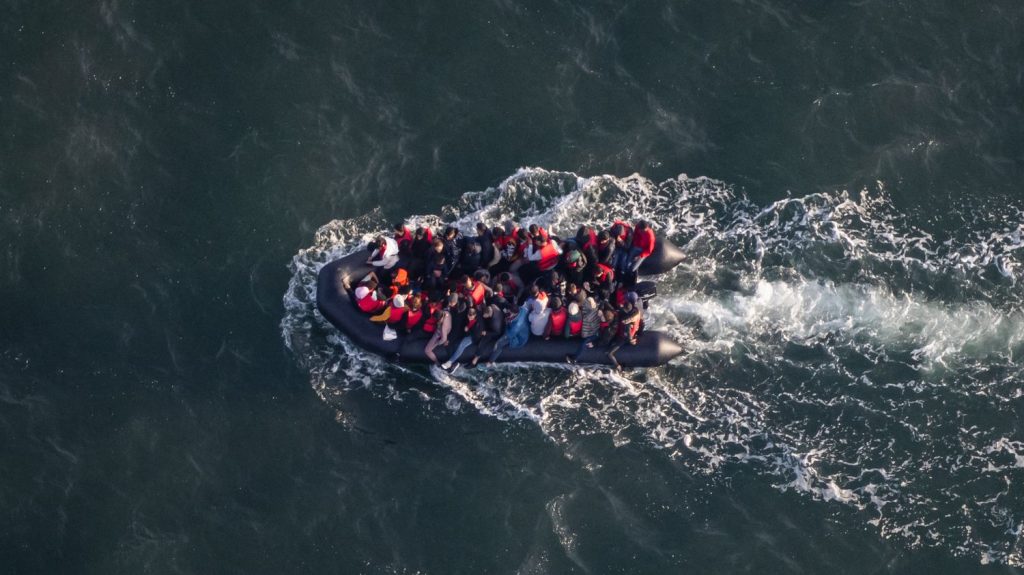Seine-Maritime : 66 migrants pris en charge par la gendarmerie maritime à Dieppe après avoir voulu rallier l'Angleterre
          Selon la préfecture, le canot qui se trouvait dans les eaux françaises a sollicité l'aide. Toutes les passagers du canot été récupérés à bord de l'Yser, vedette côtière de surveillance.