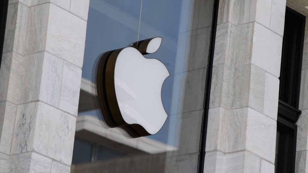 Apple : pourquoi une première grève dans un magasin américain pourrait nuire à l'image du géant de la tech
          Les employés syndiqués d'un Apple Store du Maryland ont voté samedi en faveur d'une possible grève, qui serait la première dans une enseigne du groupe technologique aux Etats-Unis.
