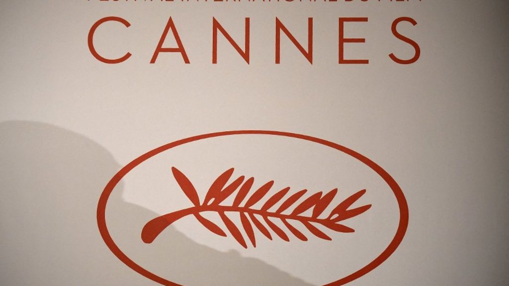 Festival de Cannes 2024 : les organisateurs ouvrent la porte au dialogue avec les travailleurs appelant à la grève
          Déplorant une précarité grandissante de leurs métiers, des projectionnistes, programmateurs, attachés de presse, chargés des billetteries, employés par différents festivals au cours de l'année demandent à pouvoir bénéficier du statut des intermittents du spectacle, dont ils sont privés.