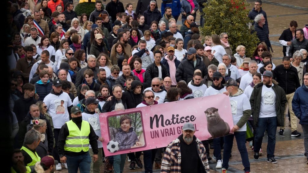 Marche blanche en hommage à Matisse : "On a vécu l'unité d'une ville, et la solidarité d'un département" témoigne le maire de Châteauroux
          Près de 8 000 personnes ont défilé samedi à Chateauroux, dans l'Indre, pour rendre hommage à Matisse, 15 ans, tué de plusieurs coups de couteaux.