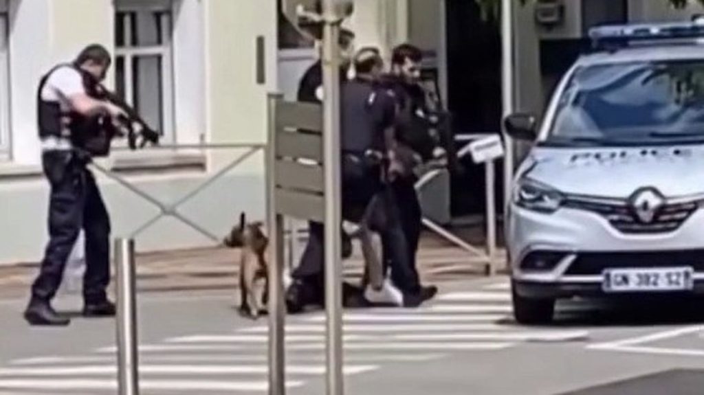 Haute-Saône : un homme tire à la kalachnikov en centre-ville d'Héricourt
          Samedi 25 mai, un homme armé d'une kalachnikov a semé la panique dans le centre-ville d'Héricourt (Haute-Saône). Aucun blessé n'est à déplorer et le suspect a été interpellé chez ses parents.