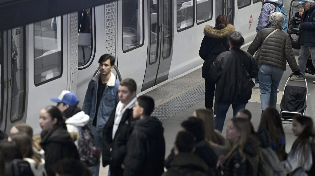 Lyon : un homme blesse plusieurs personnes avec un couteau dans le métro avant d'être interpellé
          La police a interpellé un homme qui s'en est pris à plusieurs personnes avec un couteau dans le métro lyonnais dimanche. Deux victimes sont en urgence absolue.